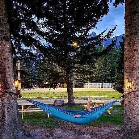 Rundle Mountain Lodge Канмор Екстериор снимка