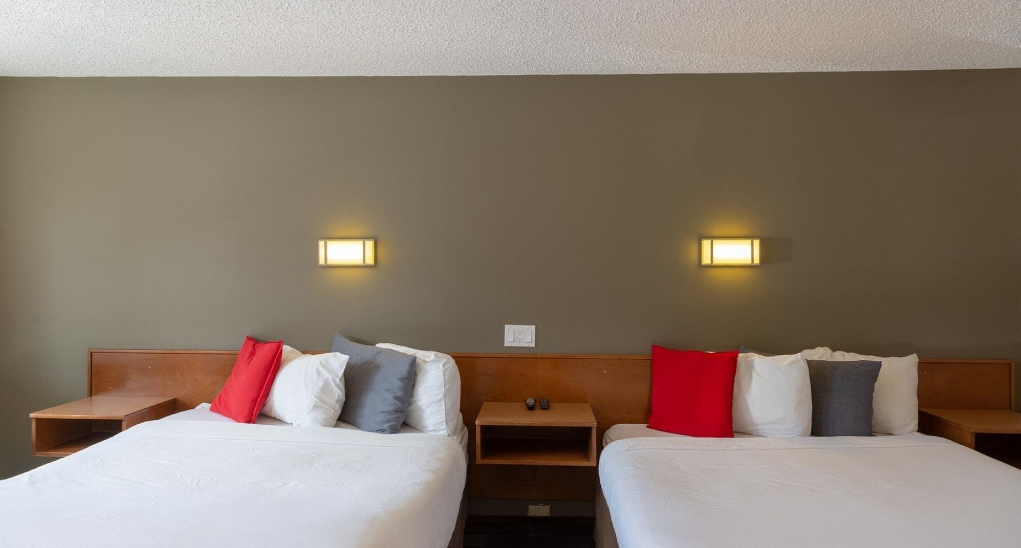 Rundle Mountain Lodge Канмор Екстериор снимка