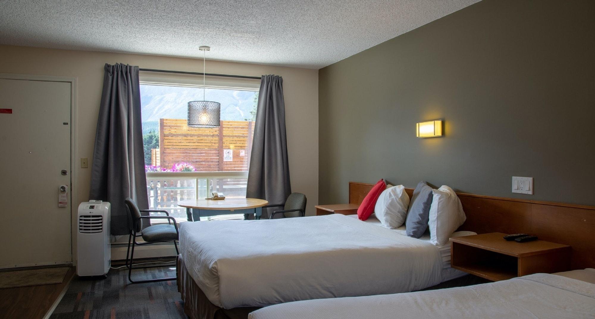 Rundle Mountain Lodge Канмор Екстериор снимка