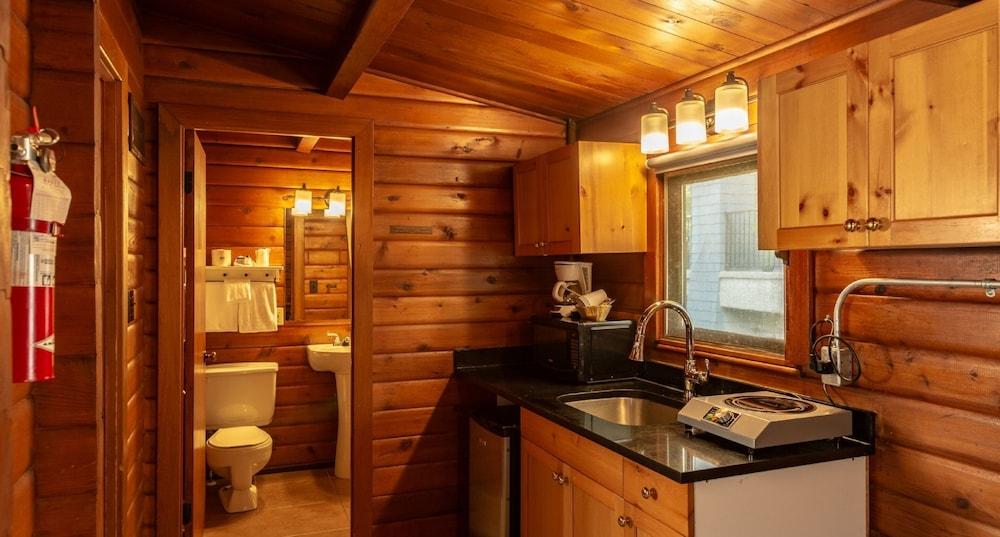 Rundle Mountain Lodge Канмор Екстериор снимка