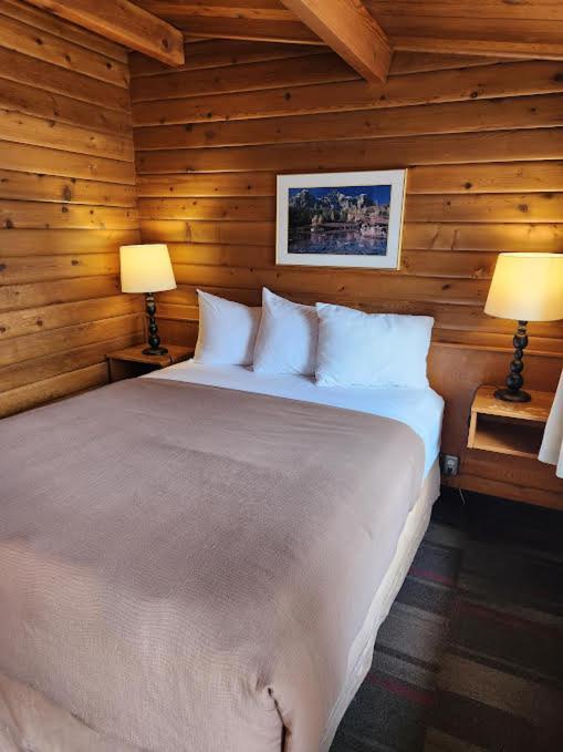 Rundle Mountain Lodge Канмор Екстериор снимка
