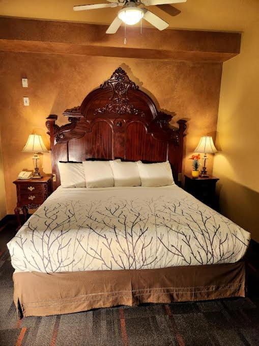 Rundle Mountain Lodge Канмор Екстериор снимка