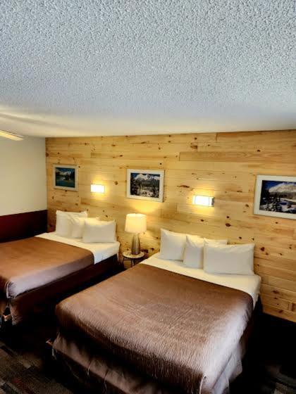 Rundle Mountain Lodge Канмор Екстериор снимка