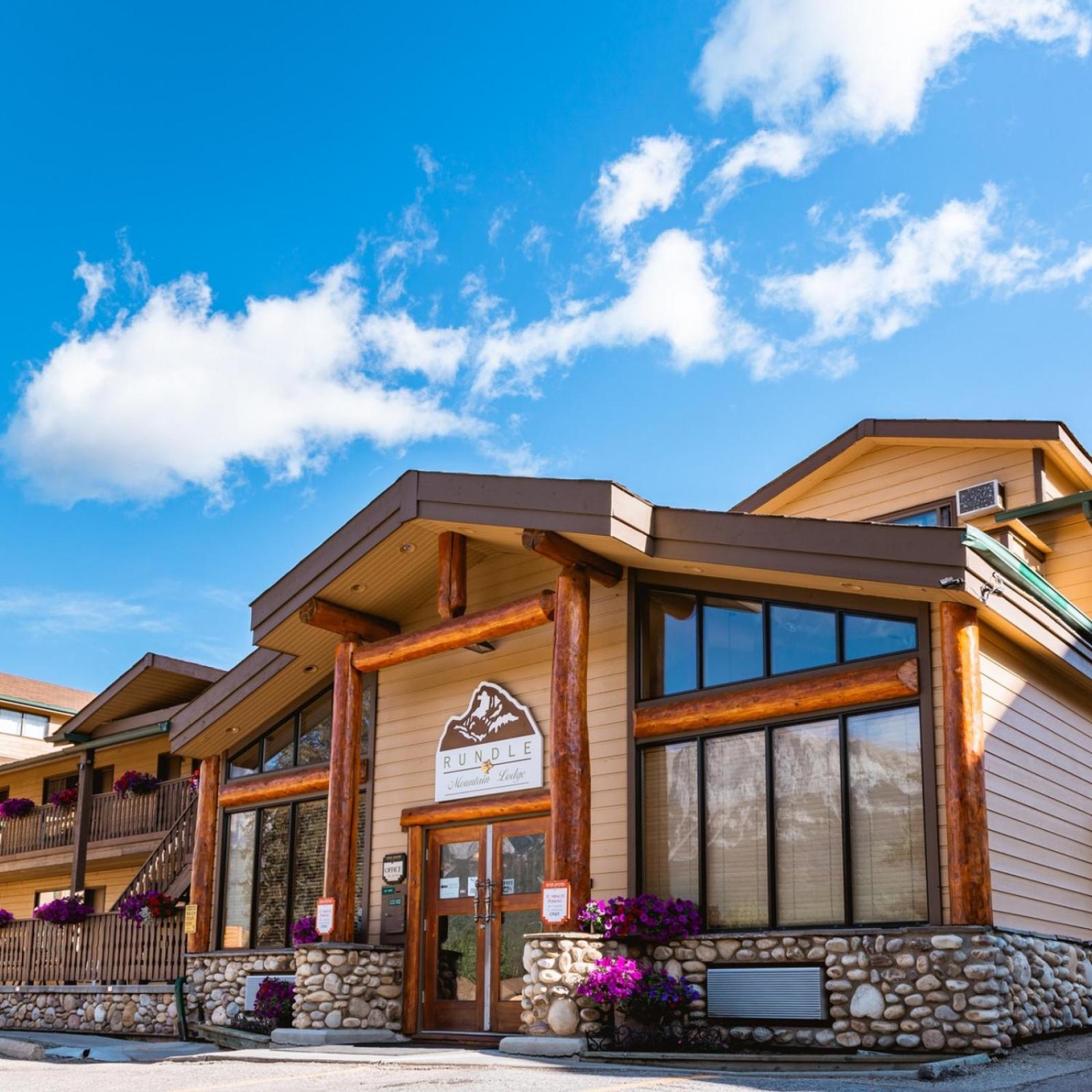 Rundle Mountain Lodge Канмор Екстериор снимка