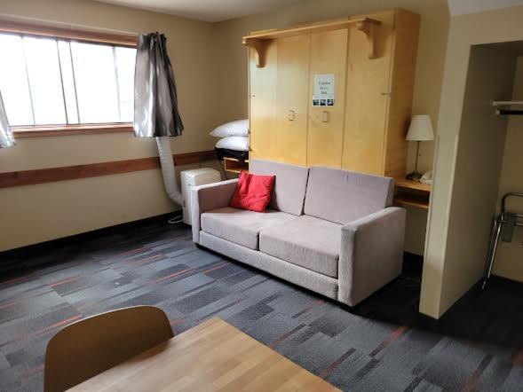 Rundle Mountain Lodge Канмор Екстериор снимка