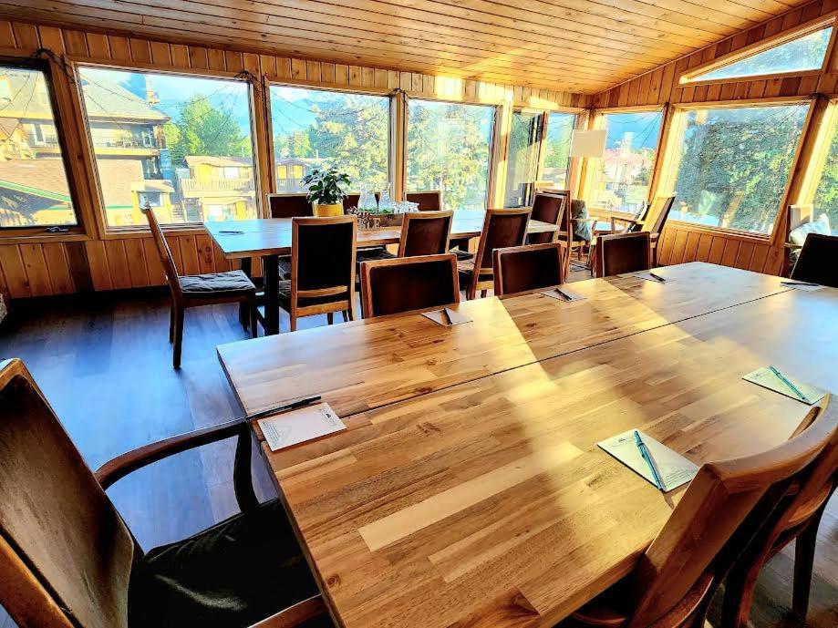 Rundle Mountain Lodge Канмор Екстериор снимка