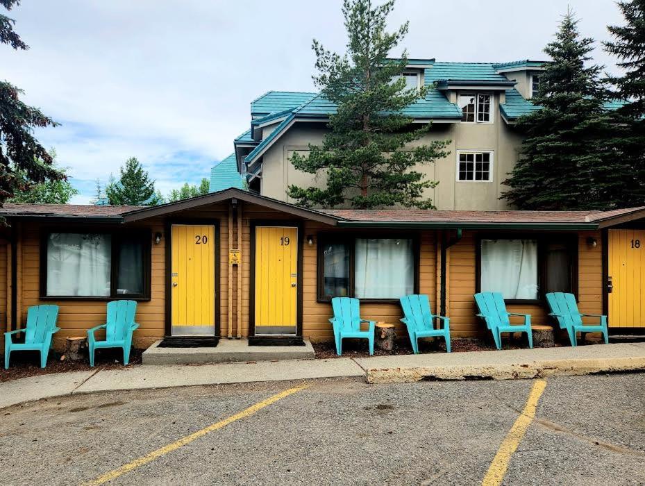 Rundle Mountain Lodge Канмор Екстериор снимка
