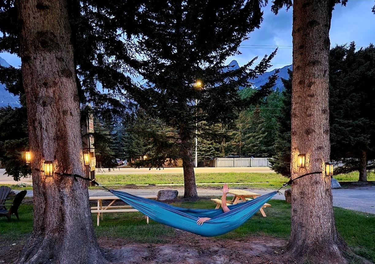 Rundle Mountain Lodge Канмор Екстериор снимка