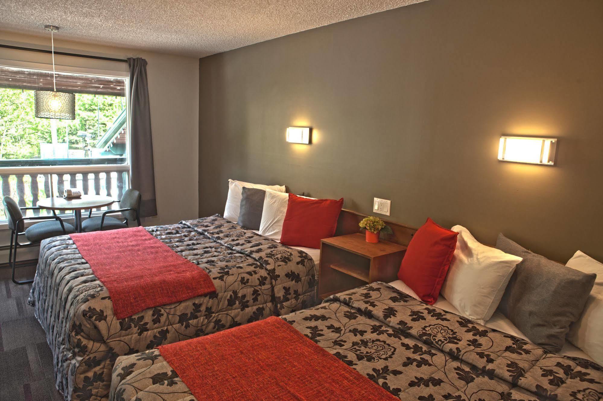 Rundle Mountain Lodge Канмор Екстериор снимка