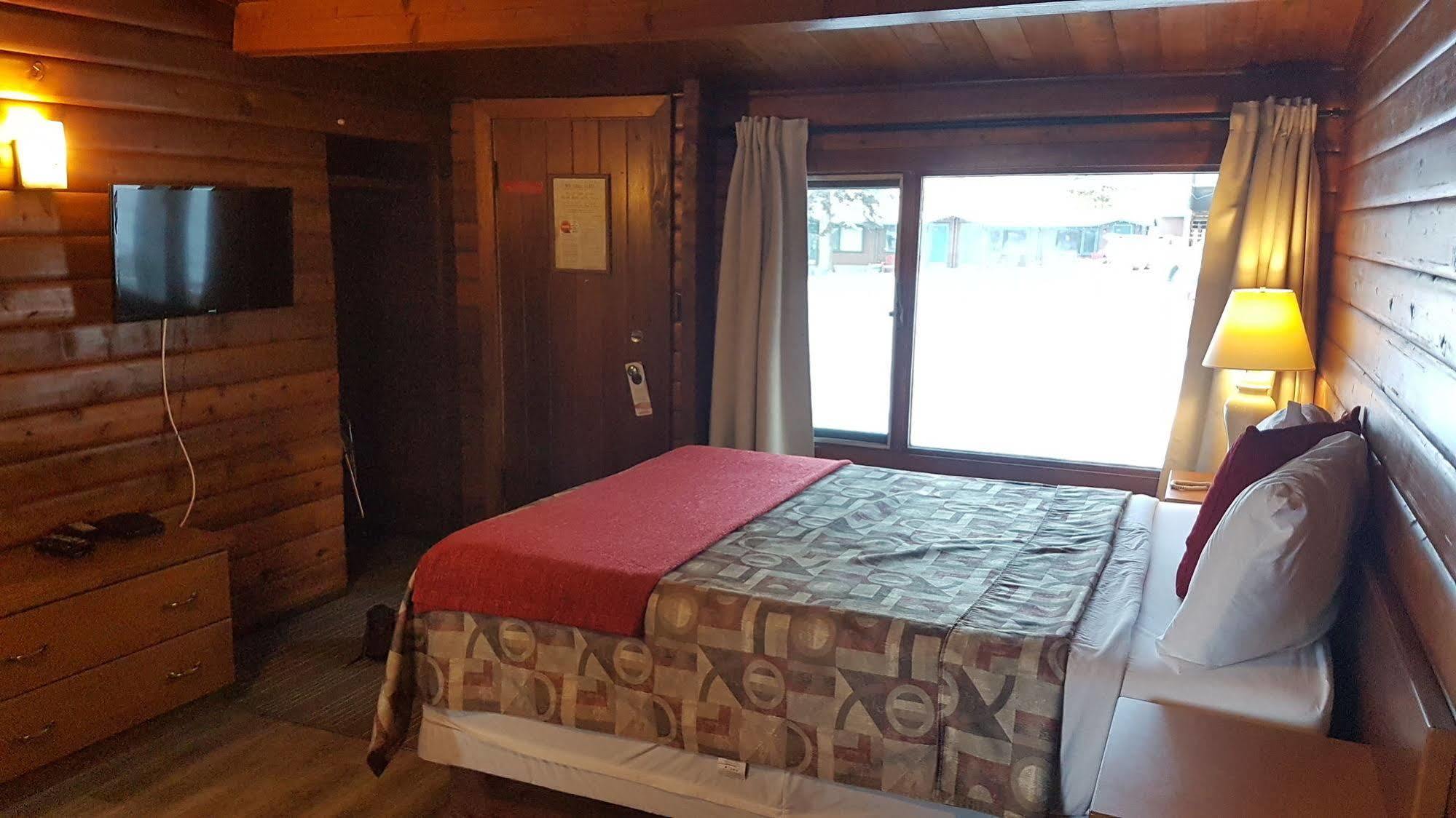 Rundle Mountain Lodge Канмор Екстериор снимка