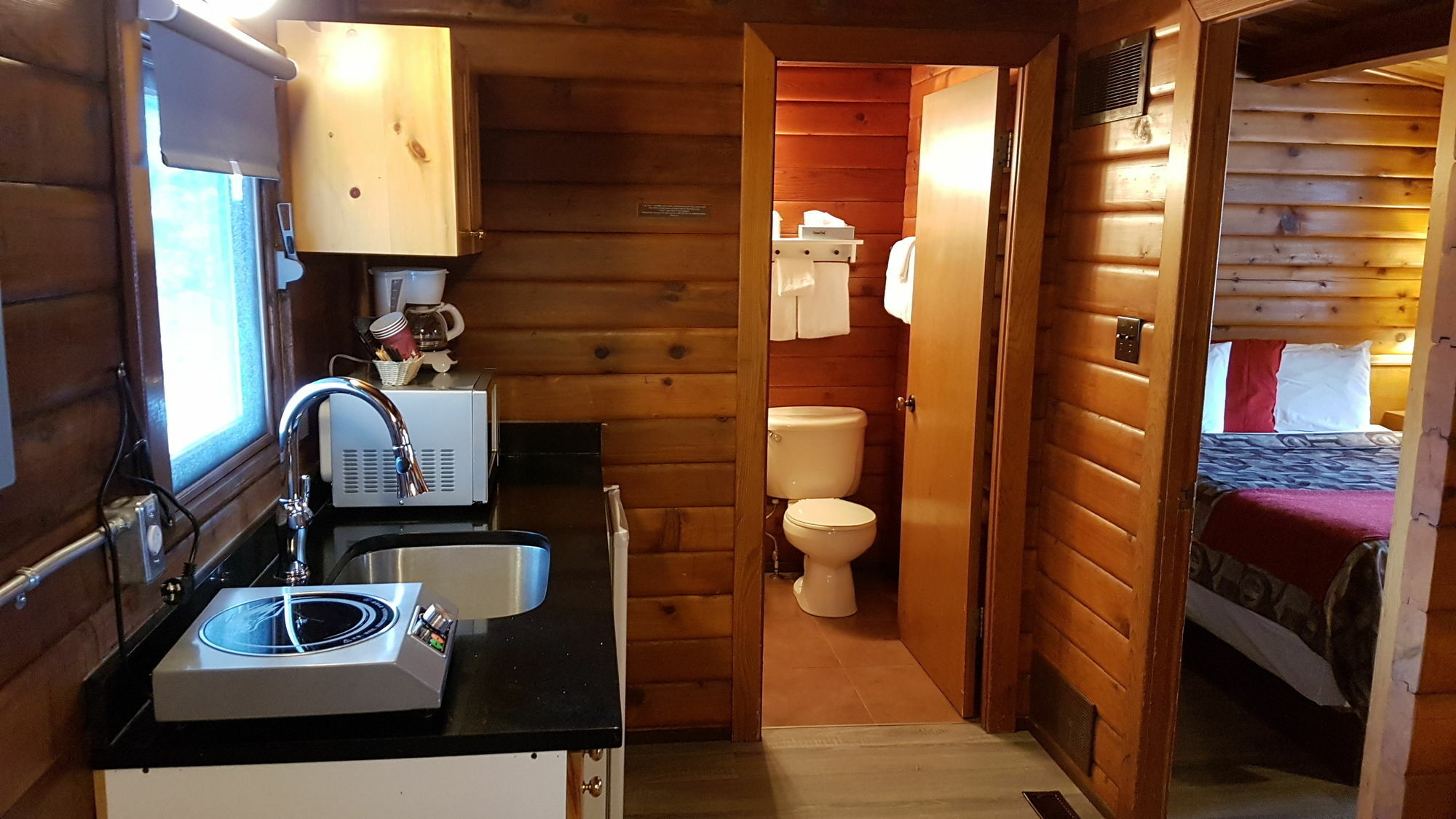 Rundle Mountain Lodge Канмор Екстериор снимка